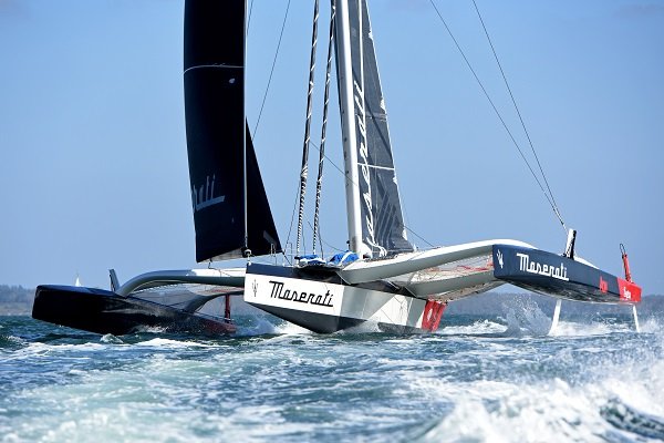 Maserati Multi 70 a Giovanni Soldini zdolali rekord přes kanál La Manche