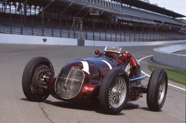 Připomínka vítězství Maserati 8CTF v závodě 500 mil Indianapolis