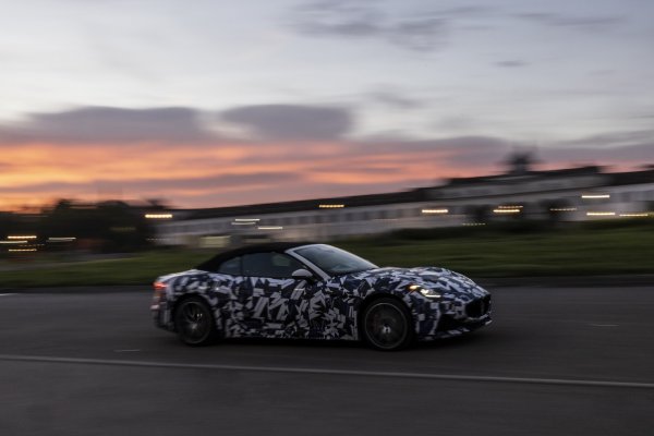 První obrázky prototypu nového Maserati GranCabrio