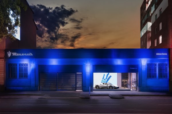 MASERATI SLAVNOSTNĚ OTEVÍRÁ NOVOU PRODEJNU V MILÁNĚ
