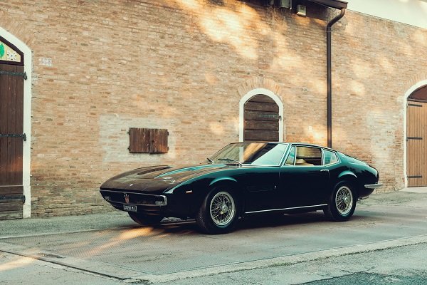 Vítr Maserati Ghibli vane už 55 let