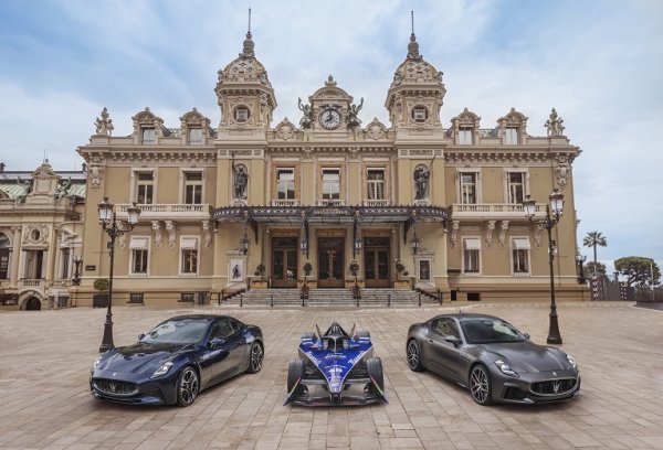 Nové Maserati GranTurismo vystavené před Monaco E-Prix u Place du Casino